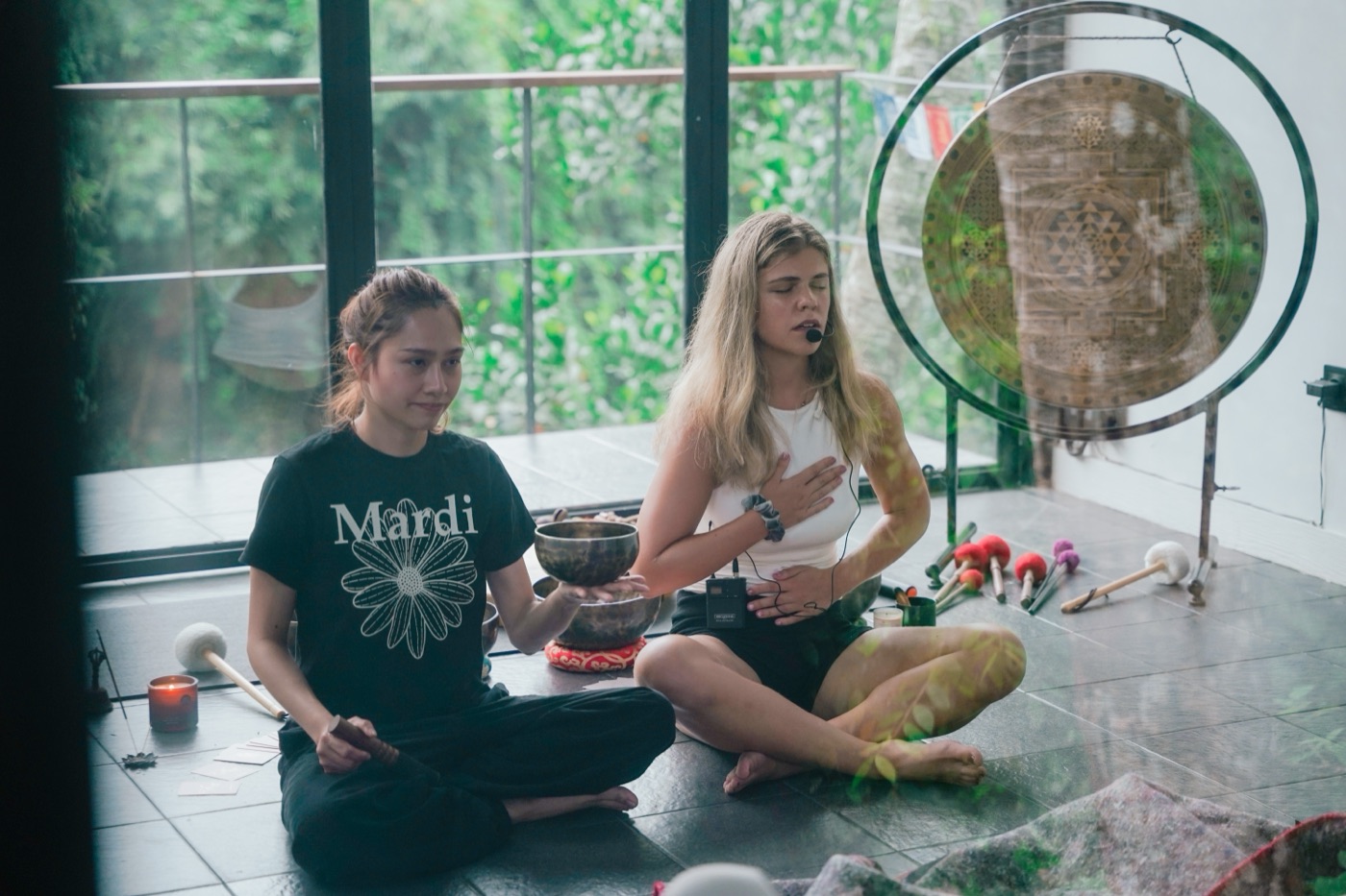 Eva in a 1:1 session, hand on heart, singing bowl